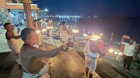 ராமேசுவரம் அக்னி தீர்த்தக் கடற்கரையில் நடைபெற்ற சமுத்திர ஆரத்தி.