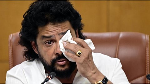 ஊழல் விவகாரம்: கர்நாடக அமைச்சர் ராஜினாமாவை இனிப்பு வழங்கி கொண்டாடிய பாஜகவினர்