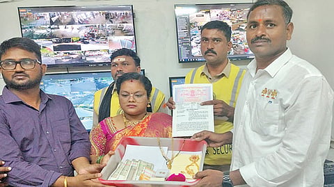 திருப்பதியில் திருமண கோஷ்டி தவறவிட்ட நகை, பணத்தை ஒப்படைத்த அடையாளம் தெரியாத நபர்