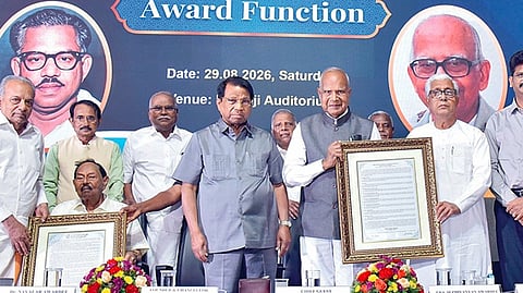 திரிபுரா முன்னாள் முதல்வருக்கு இரா.செழியன், முன்னாள் அமைச்சருக்கு டாக்டர் நாவலர் விருதுகள்