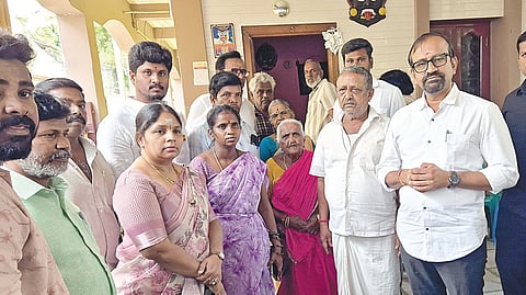சென்னை குரோம்பேட்டையில் ஒரே குடும்பத்தைச் சேர்ந்த 7 பேர், வெள்ளம் பாதித்த நேபாளத்தில் சிக்கியுள்ளனர். அவர்களது குடும்பத்தினரை அமைச்சர் வெங்கட் ரமணன் மற்றும் பல்லாவரம் எம்எல்ஏ காமாட்சி ஆகியோர் நேற்று சந்தித்து ஆறுதல் கூறினர். படம்: எம்.முத்துகணேஷ்