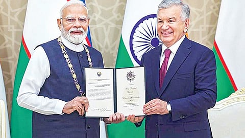 உஸ்பெகிஸ்தான் அரசு சார்பில் மிகச் சிறந்த வெளிநாட்டு தலைவர்களுக்கு, உயர்ந்த நிலை நட்பு என்ற பொருள்படும் ‘ஒலி தராஜலி தஸ்த்லிக்’ உயரிய விருது வழங்கப்படுகிறது. இந்த விருதைப் பிரதமர் நரேந்திர மோடிக்கு உஸ்பெகிஸ்தான் அதிபர் ஷவ்கத் மிர்சியோயேவ் நேற்று வழங்கி கவுரவித்தார். படம்: பிடிஐ