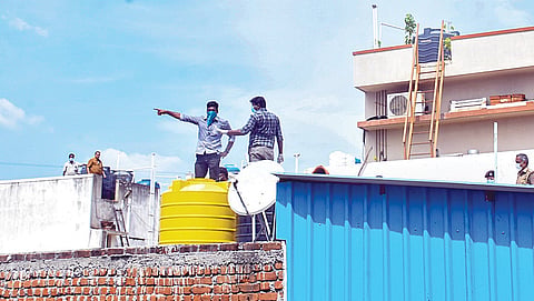 தண்ணீர் தொட்டியில் இருந்து பெண்ணின் உடல் பாகங்களை மீட்கும் பணியில் ஈடுபட்ட போலீஸார். படம்: எஸ்.குரு பிரசாத்