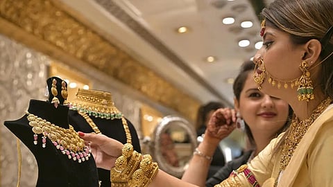 தொடர் வீழ்ச்சியில் தங்கம் விலை: இன்று பவுனுக்கு ரூ.1,080 குறைவு