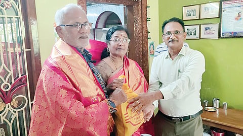 நேபாள இயற்கை பேரிடரில் சிக்கி பத்திரமாக மயிலாடுதுறை திரும்பிய ரத்தினகுமார், பூங்குழலி தம்பதியருக்கு வாழ்த்து தெரிவித்த வட்டாட்சியர் விஜயராகவன்.