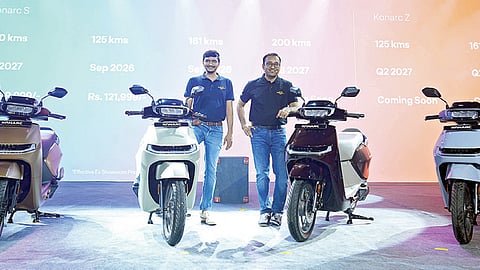 ஏதர் கோனார்க் மின்சார ஸ்கூட்டரை அறிமுகம் செய்த ஏதர் எனர்ஜி நிறுவனத்தின் இணை நிறுவனர் தருண் மேத்தா (வலது).