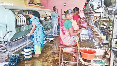 தருமபுரியில், பட்டுக்கூடுகளில் இருந்து பட்டுநூல் பிரித் தெடுக்கும் கூடம் ஒன்றில் நூல் பிரித்தெடும் பணியில் ஈடுபட்டிருக்கும் பணி யாளர்கள். (கோப்புப் படம்)