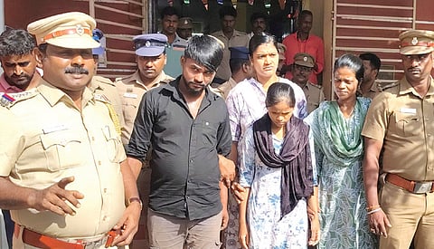 மணிக் உத்தீன் லஸ்கர், பகவதி மாஜி ஆகியோரை கைது செய்து அழைத்து வரும் கூடுவாஞ்சேரி தனிப்படை போலீஸ்.