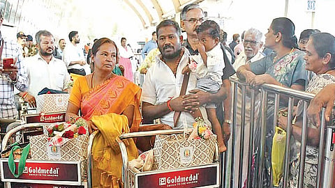 நேபாளத்திலிருந்து நேற்று கோவை திரும்பிய யாத்ரீகர்கள்.