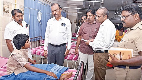 புதுக்கோட்டை அருகே கதவு திடீரென திறந்ததால் ஓடும் பேருந்தில் இருந்து கீழே விழுந்த பள்ளி மாணவிகள்