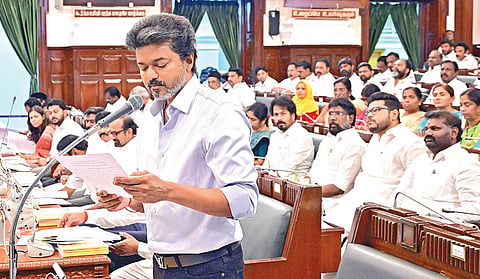 புதிய தலைமைச் செயலகம், காவலர்கள் நியமனம் உட்பட பல்வேறு அறிவிப்புகளைச் சட்டப்பேரவையில் முதல்வர் விஜய் நேற்று வெளியிட்டார்.