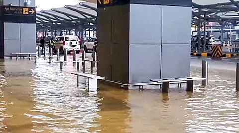 டெல்லியில் கனமழை: விமான நிலையத்தில் தேங்கிய தண்ணீரால் பயணிகள் அவதி