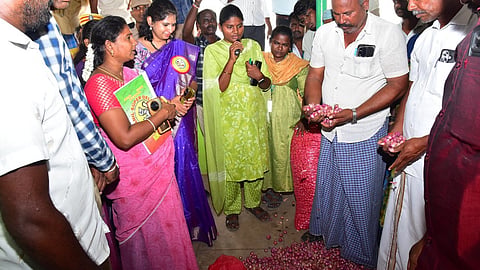 பெரம்பலூர் செட்டிகுளத்தில் சின்ன வெங்காயம் ஏலத்தை பார்வையிட்ட ஆட்சியர் ஷரண்யா அறி.