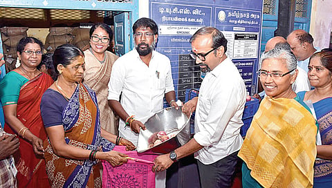 கூட்டுறவு, ரேஷன் கடைகளில் ரூ.35-க்கு வெங்காயம்: விற்பனையை அமைச்சர்கள் தொடங்கி வைத்தனர்