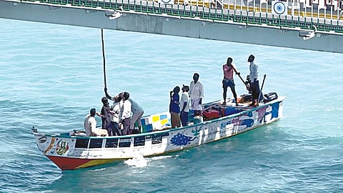 பாம்பன் பாலம் பகுதியில் படகு மூலம் நடந்த ஆய்வு.