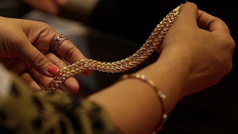 இரண்டு நாள் உச்சத்துக்குப் பின் அதிரடியாக குறைந்த தங்கம் விலை