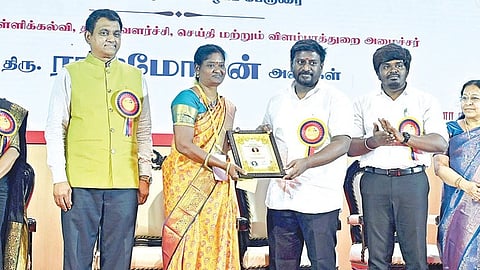 ஆசிரியர் தின விழாவையொட்டி, நல்லாசிரியர் விருது வழங்கும் விழா சென்னை கோட்டூர்புரம், அண்ணா நூற்றாண்டு நூலகத்தில் நேற்று நடைபெற்றது. இதில் பள்ளி கல்வித்துறை அமைச்சர் ராஜ்மோகன் பங்கேற்று, விருதுகளை வழங்கினார். துறை செயலர் பி.சந்தரமோகன், இயக்குநர் லதா உள்ளிட்டோர் உடனிருந்தனர். படம்: எஸ்.சத்தியசீலன்
