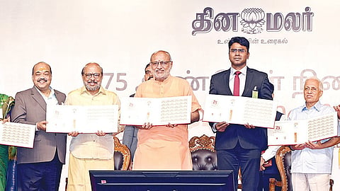 சென்னை வள்ளுவர் கோட்டத்தில் நேற்று நடைபெற்ற நிகழ்ச்சியில், தினமலர் 75-ம் ஆண்டு பவளவிழா சிறப்பு அஞ்சல்தலையை குடியரசு துணைத் தலைவர் சி.பி.ராதாகிருஷ்ணன் வெளியிட்டார். சென்னை நகர மண்டல அஞ்சல் துறை இயக்குநர் மேஜர் மனோஜ், தினமலர் மதுரை பதிப்பாளர் எல்.ராமசுப்பு, கோவை பதிப்பாளர் எல்.ஆதிமூலம், திரு நெல்வேலி, நாகர்கோவில் பதிப்பாளர் ஜெயஸ்ரீ வைத்தியநாதன், வேலூர் பதிப்பாளர் ஆர்.ஆர்.கோபால்ஜி, திருச்சி பதிப்பு ஆசிரியர் ஆர்.ராமசுப்பு ஆகியோர் பங்கேற்றனர். படம்: எல்.சீனிவாசன்