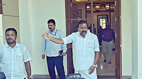 திருச்சி தில்லை நகரில் தனது வீடு முன்பு குவிந்த திமுகவினரை கலைந்து போகுமாறு கூறிய கே.என்.நேரு.
