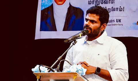 லண்டனில் நடந்த கருத்தரங்கில் பேசுகிறார் ‘வீ த லீடர்ஸ்’ அமைப்பின் தலைவர் அண்ணாமலை.