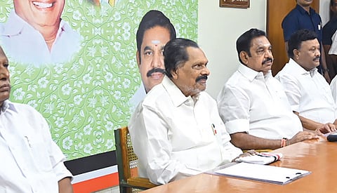 அதிமுக மாவட்டச் செயலாளர்கள் கூட்டம் சென்னை ராயப்பேட்டையில் உள்ள கட்சி தலைமை அலுவலகத்தில் நேற்று நடைபெற்றது. கட்சியின் பொதுச் செயலாளர் பழனிசாமி உள்ளிட்ட நிர்வாகிகள் பங்கேற்றனர். | படம்: எஸ்.சத்தியசீலன் |