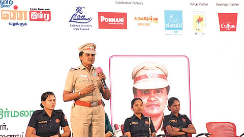 ‘இந்து தமிழ் திசை’ நாளிதழின் ‘பெண் இன்று’ சார்பில் கோவை நவஇந்தியா பகுதியில் உள்ள இந்துஸ்தான் கலை அறிவியல் கல்லூரி (தன்னாட்சி) வளாகத்தில் நேற்று நடந்த மகளிர் திருவிழாவில் பேசிய கோவை மாநகர கிழக்கு போக்குவரத்துப் புலனாய்வுப் பிரிவு காவல் ஆய்வாளர் வ.நிர்மலா மற்றும் சிங்கப் பெண் சிறப்பு அதிரடிப்படை போலீஸார்.