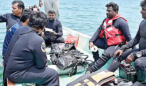 பூம்புகார் ஆழ்கடலில் 3-ம் கட்ட அகழாய்வு தொடக்கம்: ஸ்கூபா டைவ் அடித்து ஆய்வு செய்த அமைச்சர் ராஜ்மோகன்