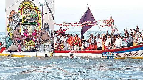 நாகை நம்பியார் நகர் கடற்கரையில் நேற்று நடைபெற்ற தங்க மீனை கடலில் விடும் உற்சவம். (உள்படம்) கடற்கரையில் எழுந்தருளிய சிவபெருமான்.
