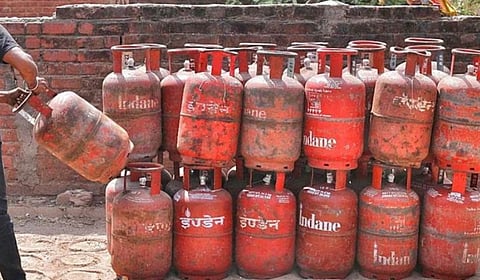 கிராமப்புறங்களில் எல்பிஜி முன்பதிவு இடைவெளி 45 நாட்களில் இருந்து 25 நாட்களாக குறைப்பு