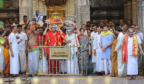 பிரம்மோற்சவத்தையொட்டி திருப்பதி ஏழுமலையான் கோயிலில் ஆழ்வார் திருமஞ்சனம்