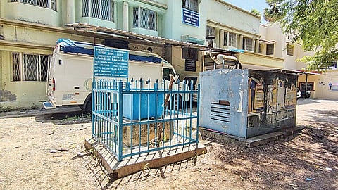 மதுரை தல்லாகுளம் நீர்வளத்துறையின் நிலநீர் கோட்ட செயற்பொறியாளர் அலுவலகம் முன்புள்ள நிலத்தடி நீர்மட்டத்தை அளவீடு செய்யும் மையம்.