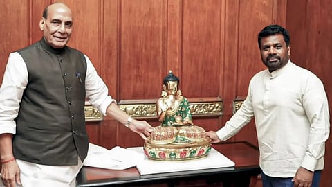 இலங்கை அதிபருடன் ராஜ்நாத் சிங் சந்திப்பு: இருதரப்பு பாதுகாப்பை வலுப்படுத்த பேச்சுவார்த்தை