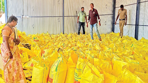 செம்பியநத்தம் ஊராட்சி நல்லூரான்பட்டி அருகே தனியார் நிலத்தில் உள்ள தகரக் கொட்டகையில் வைக்கப்பட்டிருந்த மத்திய அரசின் மானிய யூரியா உரம்.