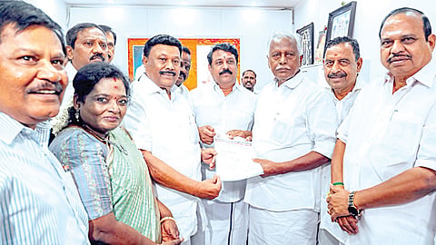 இடைத்தேர்தலில் அதிமுகவுக்கு ஆதரவு தருமாறு பாஜக மாநிலத் தலைவர் நயினார் நாகேந்திரனை சந்தித்து கடிதம் வழங்கிய அதிமுக முன்னாள் அமைச்சர்கள்.