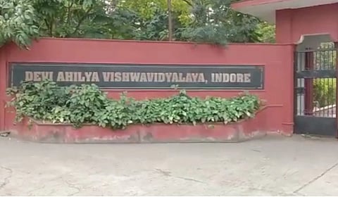 இந்தூர் பல்கலை.யில் சேரும் முன்னாள் அக்னி வீரர்களுக்கு 100% கல்விக் கட்டண சலுகை