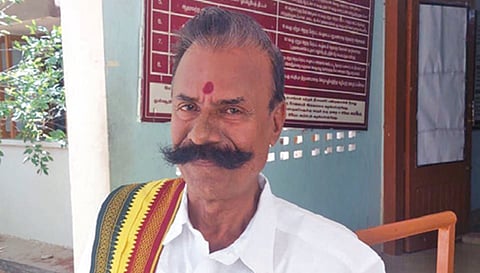 தாராபுரம் (தனி) தொகுதியில் போட்டியிட வேட்பு மனு தாக்கல் செய்ய வந்த பத்மராஜன்.