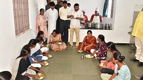 கரூர் வெங்கக்கல்பட்டியில் உள்ள சமூக நீதி மாணவியர் விடுதியில் அமைச்சர்கள் ஆய்வு.