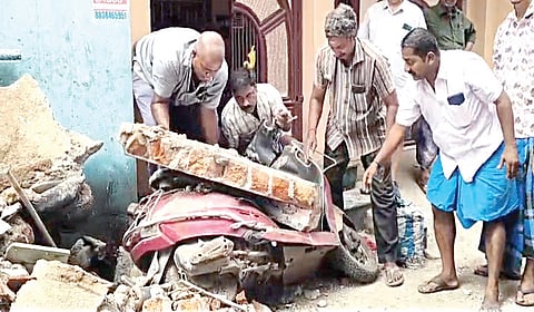 சென்னை: பழமையான கட்டிடத்தின் பால்கனி இடிந்து விழுந்து 8 வாகனங்கள் சேதம்