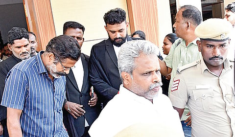 மதுரை நீதிமன்றத்திலிருந்து சிறைக்கு அழைத்துச் செல்லப்பட்ட டிஎஸ்பி சண்முகசுந்தரம், சார்பு ஆய்வாளர் சிவகுமார். படம்: நா.தங்கரத்தினம்