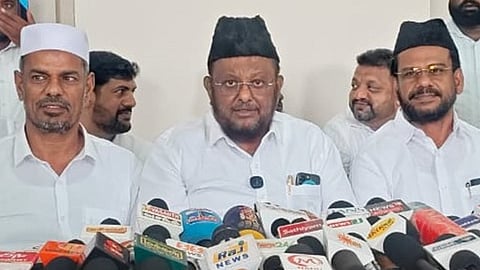 செய்தியாளர்களிடம் பேசிய மனித நேய மக்கள் கட்சியின் தலைவர் ஜவாஹிருல்லா.
