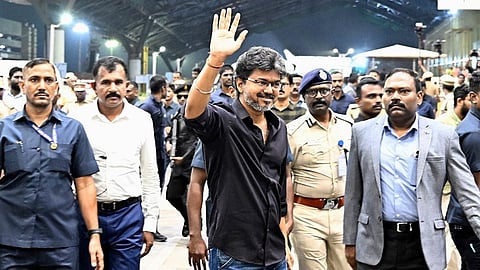 வெளிநாட்டு முதலீடுகளை ஈர்ப்பதற்காக முதல்வர் விஜய் லண்டன் புறப்பட்டுச் சென்றார்
