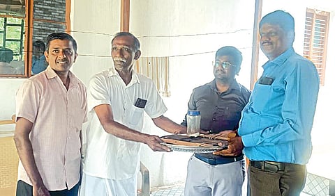 ஈரோடு மாவட்டம் காஞ்சிக்கோவிலில் தனது வீட்டில் கிடைத்த பழங்கால ஓலைச்சுவடிகளை சித்த மருத்துவ ஆராய்ச்சிக் குழும அதிகாரிகளிடம் ஒப்படைத்த விவசாயி ஜெகநாதன்.