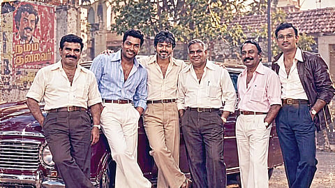 முதல்வர் விஜய் மற்றும் அமைச்சர்கள் ‘வின்டேஜ்’ உடையில் இருப்பதுபோல வலைதளங்களில் வைரலாகி வரும் ஏஐ புகைப்படம்.