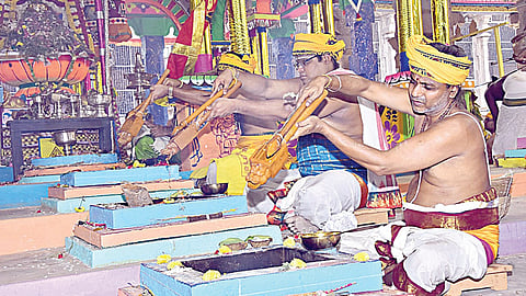 மதுரை மீனாட்சி அம்மன் கோயில் குடமுழுக்கு விழாவையொட்டி நேற்று நடைபெற்ற யாகசாலை பூஜை .