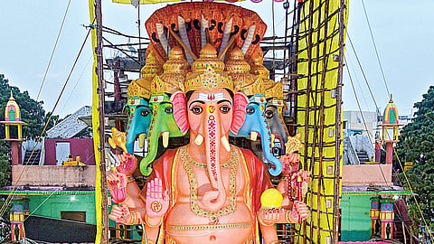 விநாயகர் சதுர்த்தி பண்டிகை இன்று நாடு முழுவதும் கொண்டாடப்படுகிறது. இதை முன்னிட்டு, ஹைதராபாத்தில் உள்ள கைரதாபாத்தில் வைக்கப்பட்டிருந்த 72 அடி உயர விநாயகர் சிலைக்கு நேற்று சிறப்பு வழிபாடுகள் செய்யப்பட்டன. இதில், பக்தர்கள் ஆர்வமுடன் பங்கேற்றனர்.படம்: பிடிஐ