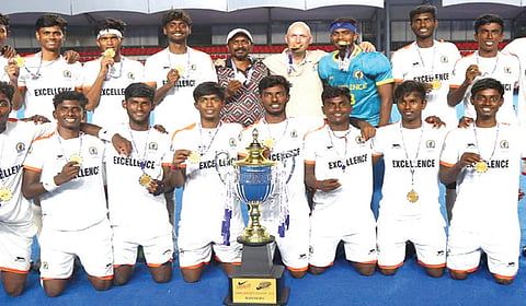 தமிழ் ஹாக்கி லீக் போட்டியில் கோப்பையை வென்ற எஸ்டிஏடி விளையாட்டு விடுதி அணியினர்.
