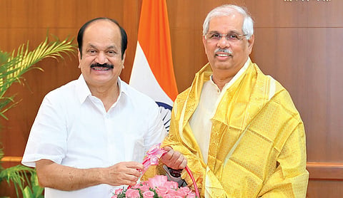 மக்கள் மாளிகையில் ஆளுநர் ஆர்.வி.அர்லேகரை நேற்று சந்தித்த சட்டப்பேரவைத் தலைவர் ஜேசிடி பிரபாகர்.