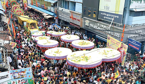 ஹிந்து தர்மார்த்த சமிதி சார்பில், திருப்பதி திருக்குடை ஊர்வலம், பூக்கடை சென்ன கேசவ பெருமாள் கோயில் அருகே நேற்று தொடங்கியது. ஏராளமான பக்தர்கள் தரிசனம் செய்தனர். படங்கள்: எஸ்.சத்தியசீலன்
