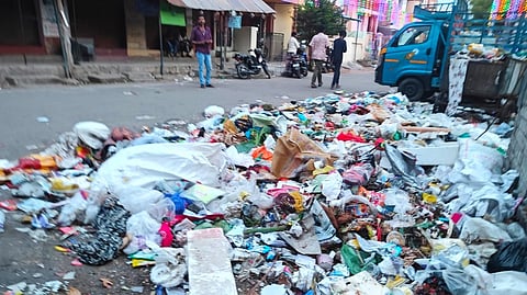 மதுரை மாநகராட்சியின் பல வார்டுகளில் குப்பை தேக்கமடைந்து சுகாதார சீர்கேடு!