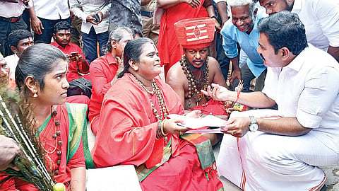 தமிழில் குடமுழுக்கு நடத்தக்கோரி மதுரை மீனாட்சி அம்மன் கோயில் முன்பு காத்திருப்புப் போராட்டத்தில் ஈடுபட்ட தமிழ் வேள்வியாளர்களுடன் பேச்சுவார்த்தை நடத்திய அமைச்சர் நிர்மல்குமார். படம்: நா.தங்கரத்தினம்.